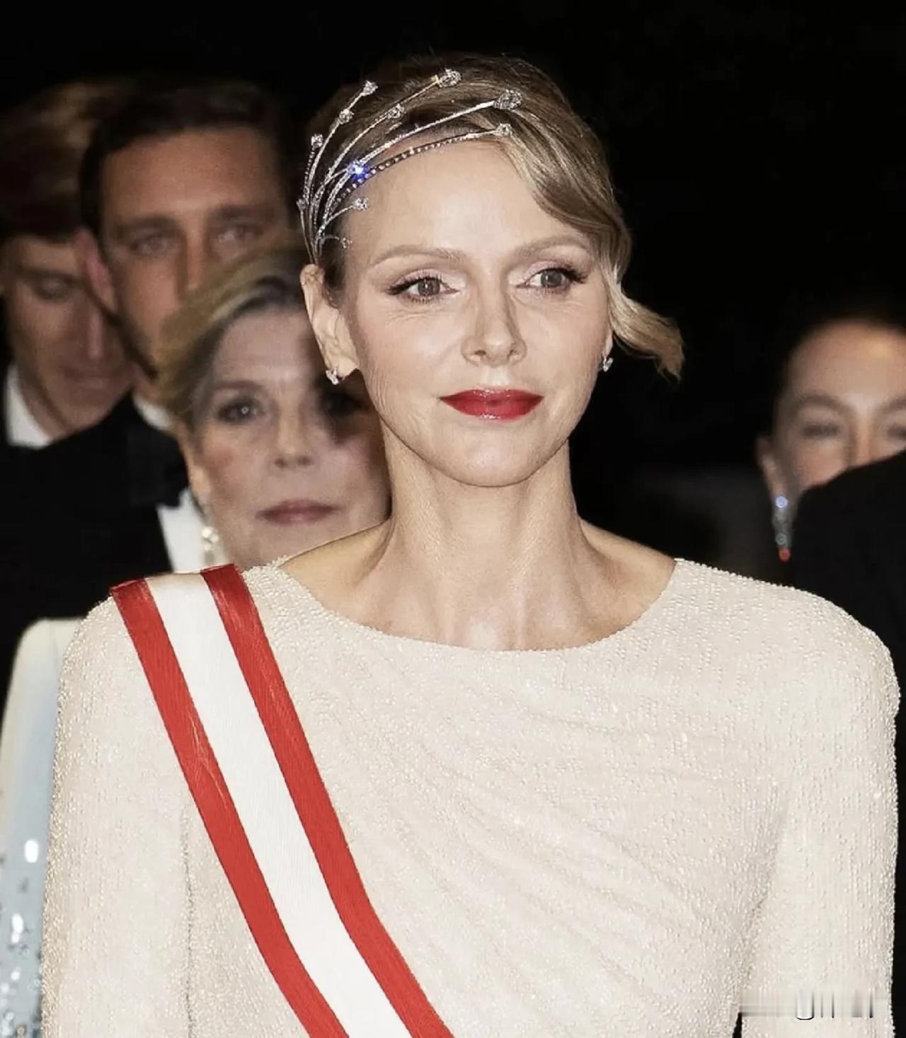 说实话，横向对比一下，欧洲皇室的君主王子们，哪个没有各种桃色负面新闻。英国的