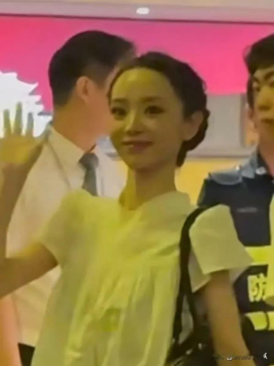 田曦薇我终于搞明白她为什么一直留着刘海了，真的不是说要打造甜妹人设，也不是说留