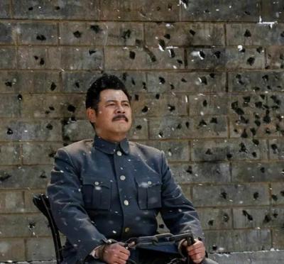 吉鸿昌牺牲后，妻子胡洪霞卖掉房子赎回遗体，谁知，却发现衣服口袋里有一张小纸条，上