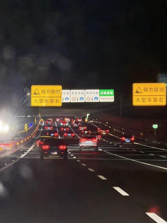 堵到崩溃！山东返程高峰杀到，高速堵成停车场，易堵路段+避堵攻略速看大年初六