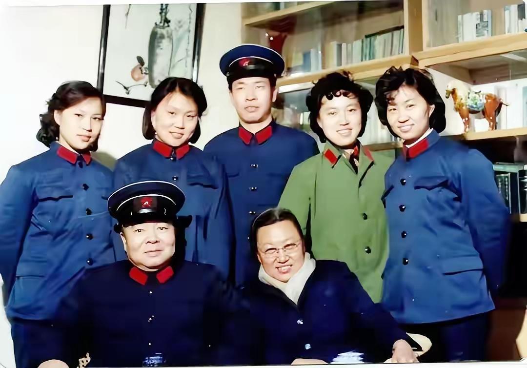 七十年代，原海军副司令员杨国宇将军（前排左）与夫人（前排右）同子女在一起的合影