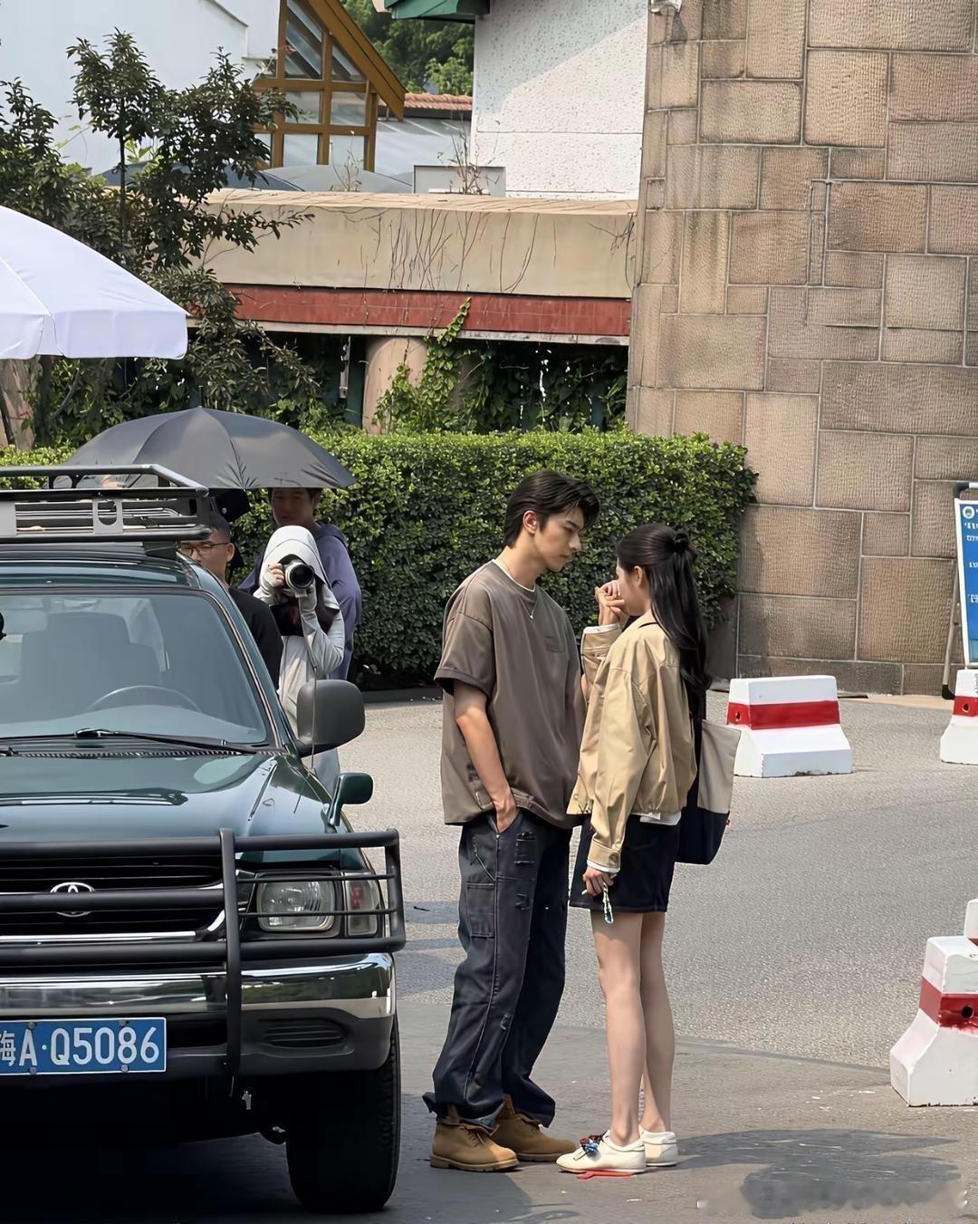 有网友拍到关晓彤拍戏，标志性的瘦，与男演员站在一起，高个子优势荡然无存！​​​
