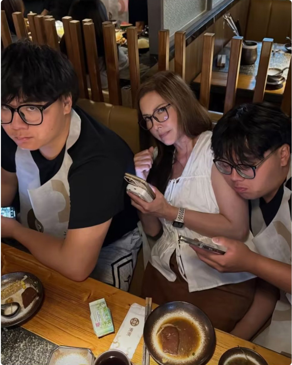 李婉华17岁双胞胎儿子近照曝光，身材微胖长相憨厚，被曝不会中文