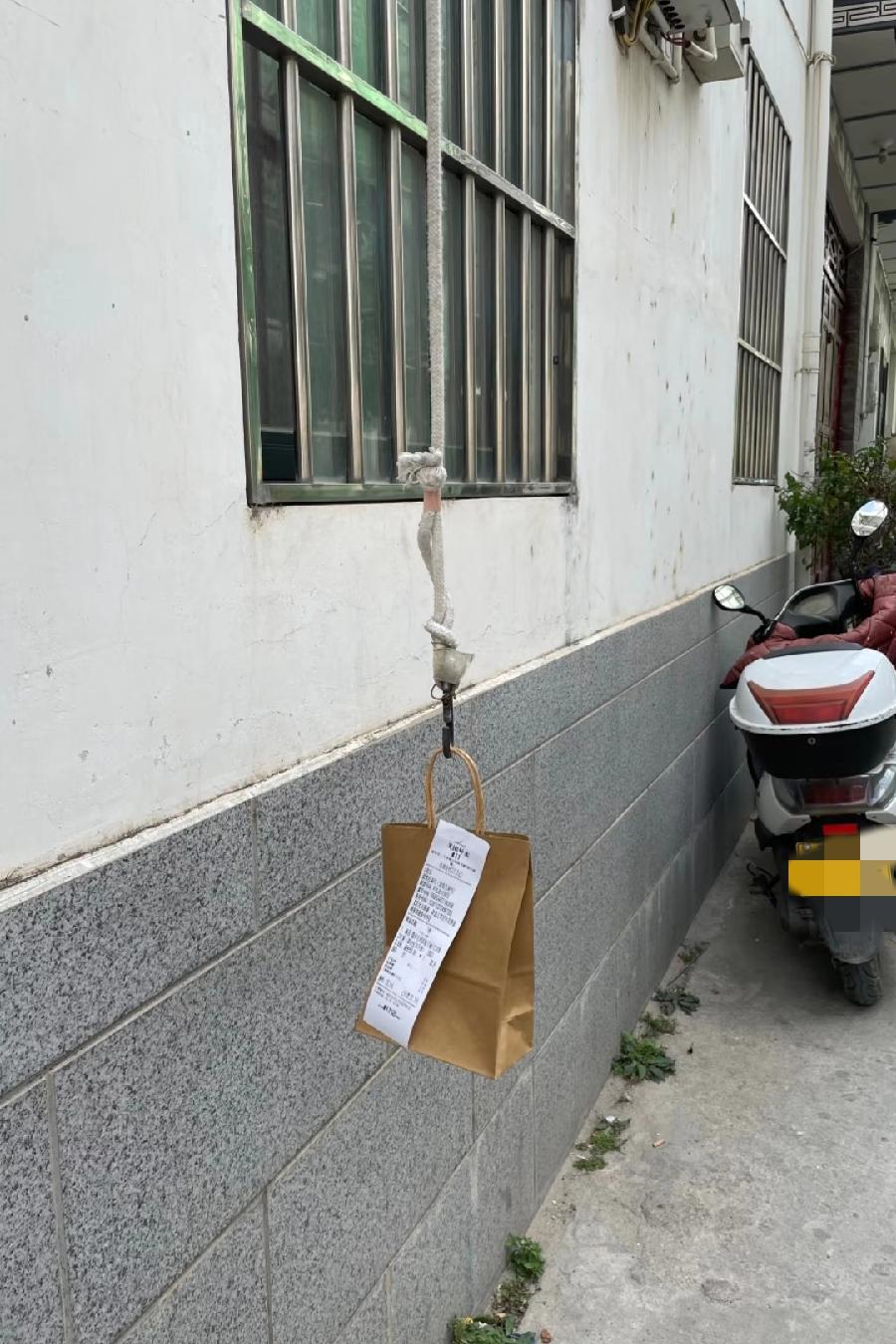 本科学历成了我侄女脱不掉的孔乙己的长衫，堂堂本科毕业，竟然选择在家躺平啃老。毕