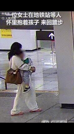 合肥地铁的这一幕，让网友集体破防了。一位妈妈怀抱熟睡的大娃在等人，眼看就要撑不住