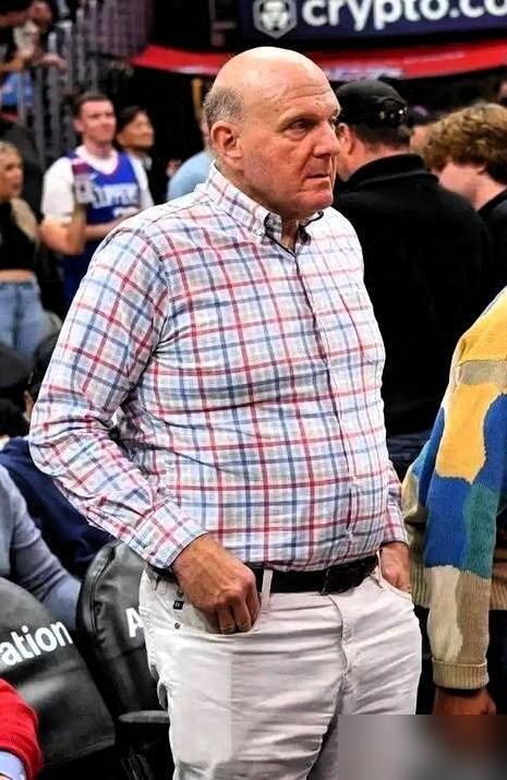 劝你一句，在NBA，千万别拿你的身家去挑战别人的零花钱。快船老板鲍尔默，身家