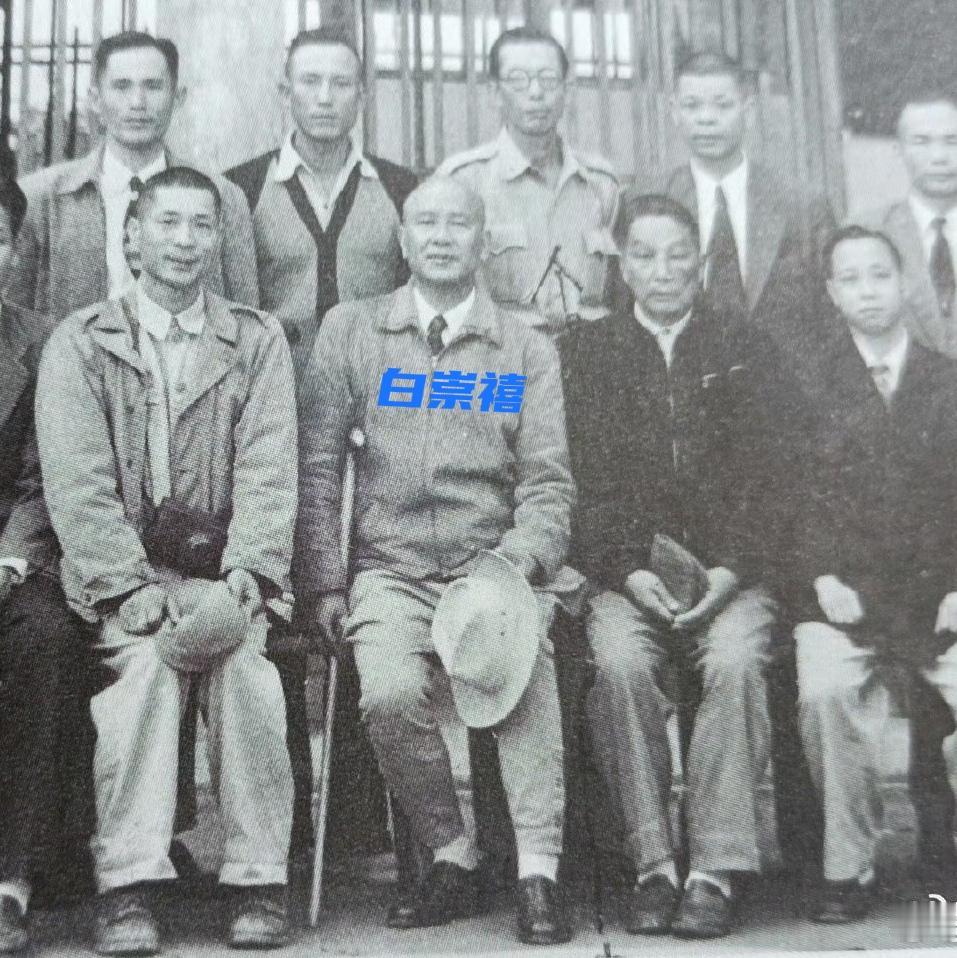 1955年，白崇禧在打猎中受伤，拄着拐杖，一张罕见的留影，从镜头中我们发现白崇禧