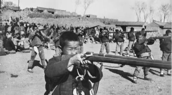 1939年，日军高级将领川岛谷川在外闲逛之际，一个小男孩向他弯腰行礼。川岛谷川