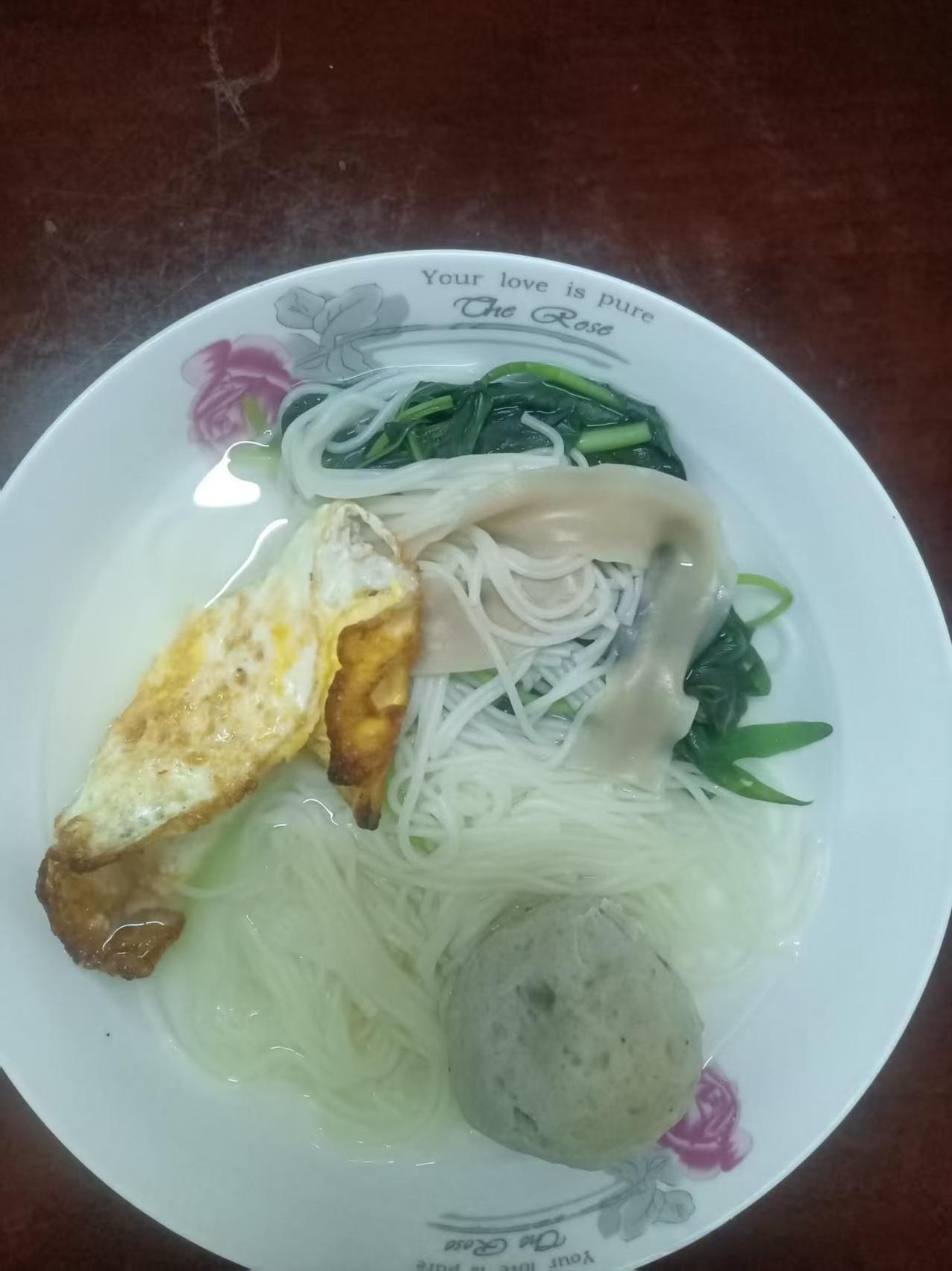 一大早起来，孩子的爷爷跑到4楼，叫孩子下去吃饭，破天荒的今天还问了我一句，“你要