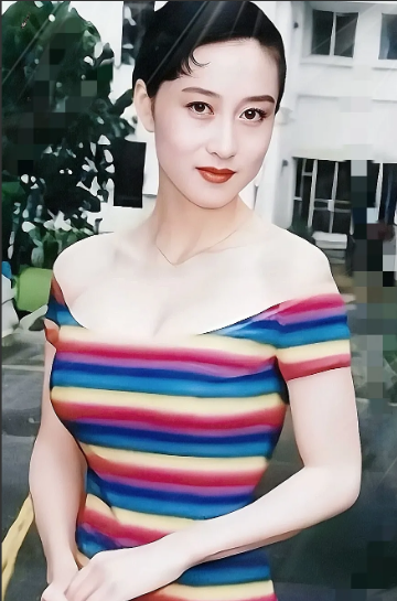 果然还是女人更懂女人，我问闺蜜，为啥利智不去照顾李连杰呢？我闺蜜神秘一笑，你