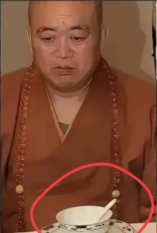 释永信被收押前的最后一顿饭，面色铁青，表情凝重，预知大祸将至。释永信，一