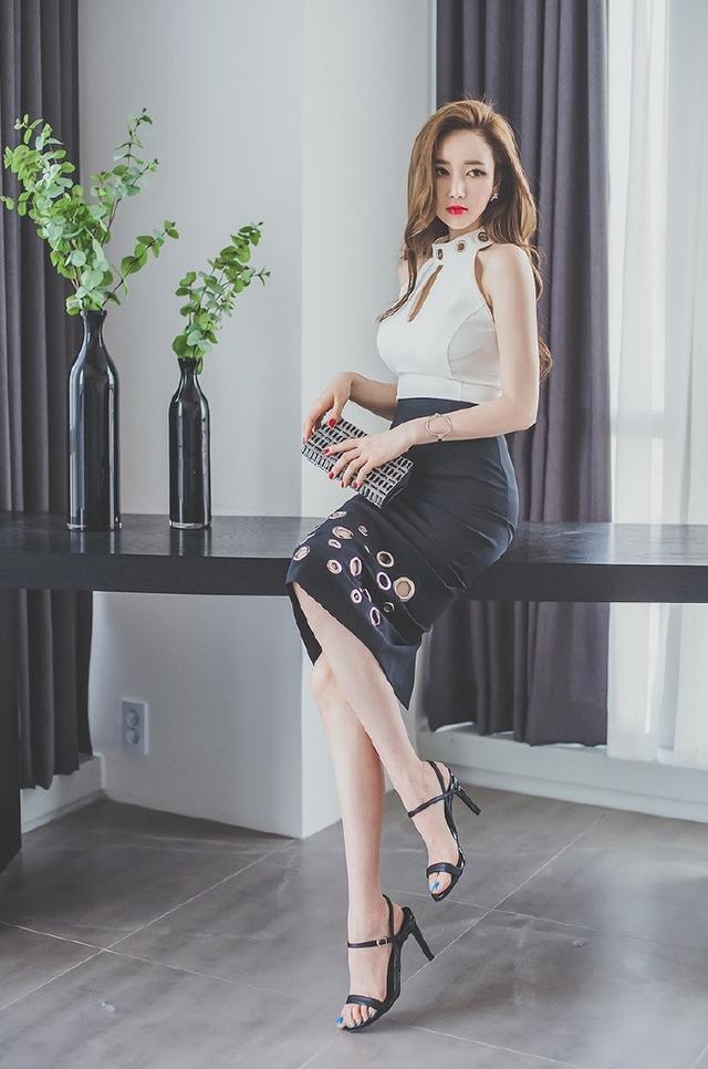 笑话：朋友聚会，一哥们炫耀他女朋友：“我女朋友可体贴了，每次我累了，她都会主动帮