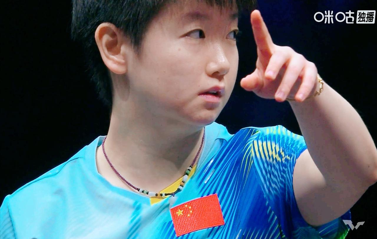 我们不能再给莎莎加油了！再喊，人家就不陪着打了。第一局朱芊曦一直没接好孙颖