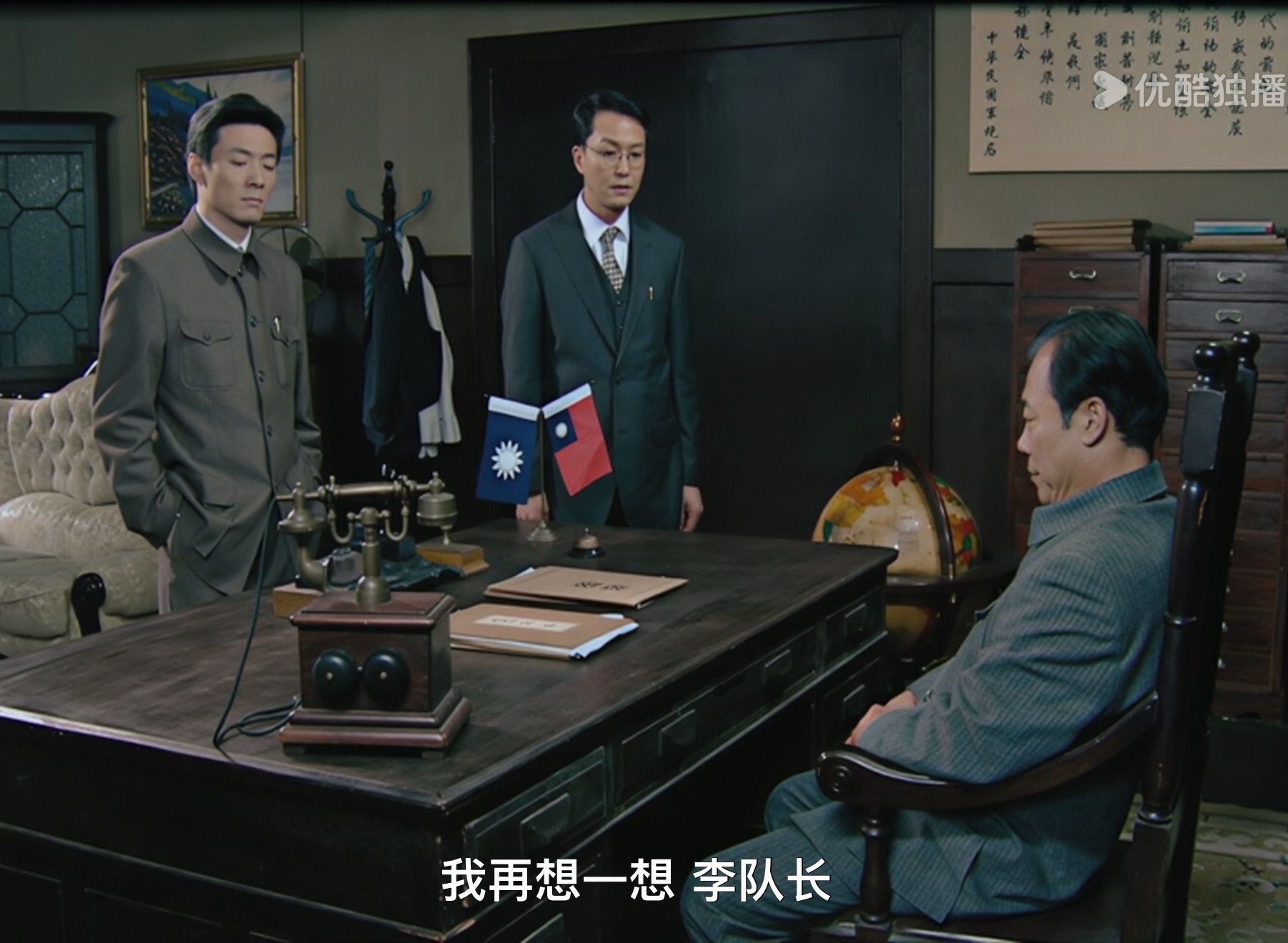 李涯好高傲啊，在站长面前还两手揣兜