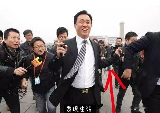 许家印这张广为流传的皮带照片上，这条“左胳膊”并不是他的，只不过角度凑巧重合，显