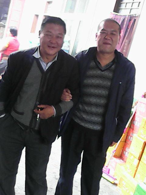 🔥男子去舅舅家拜年，吃完饭舅舅含泪对他说：“明年别来了，没人做饭，你舅妈年纪