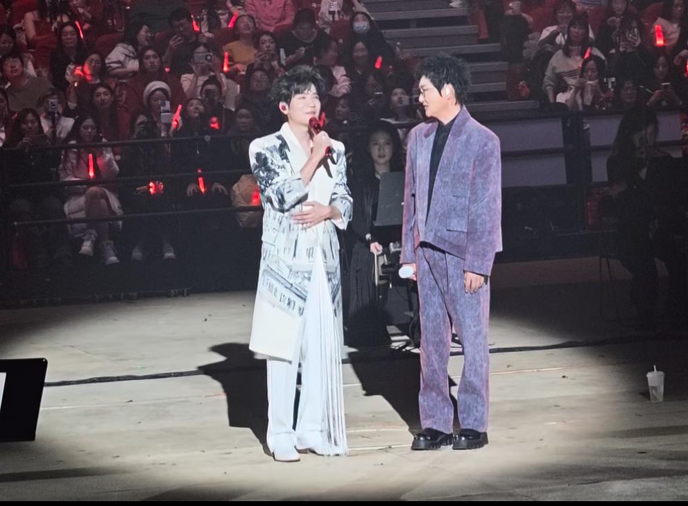 楚生与孙楠果然是音乐人之间的惺惺相惜。在昨晚北京站的“荒芜之境”演唱会上，孙楠