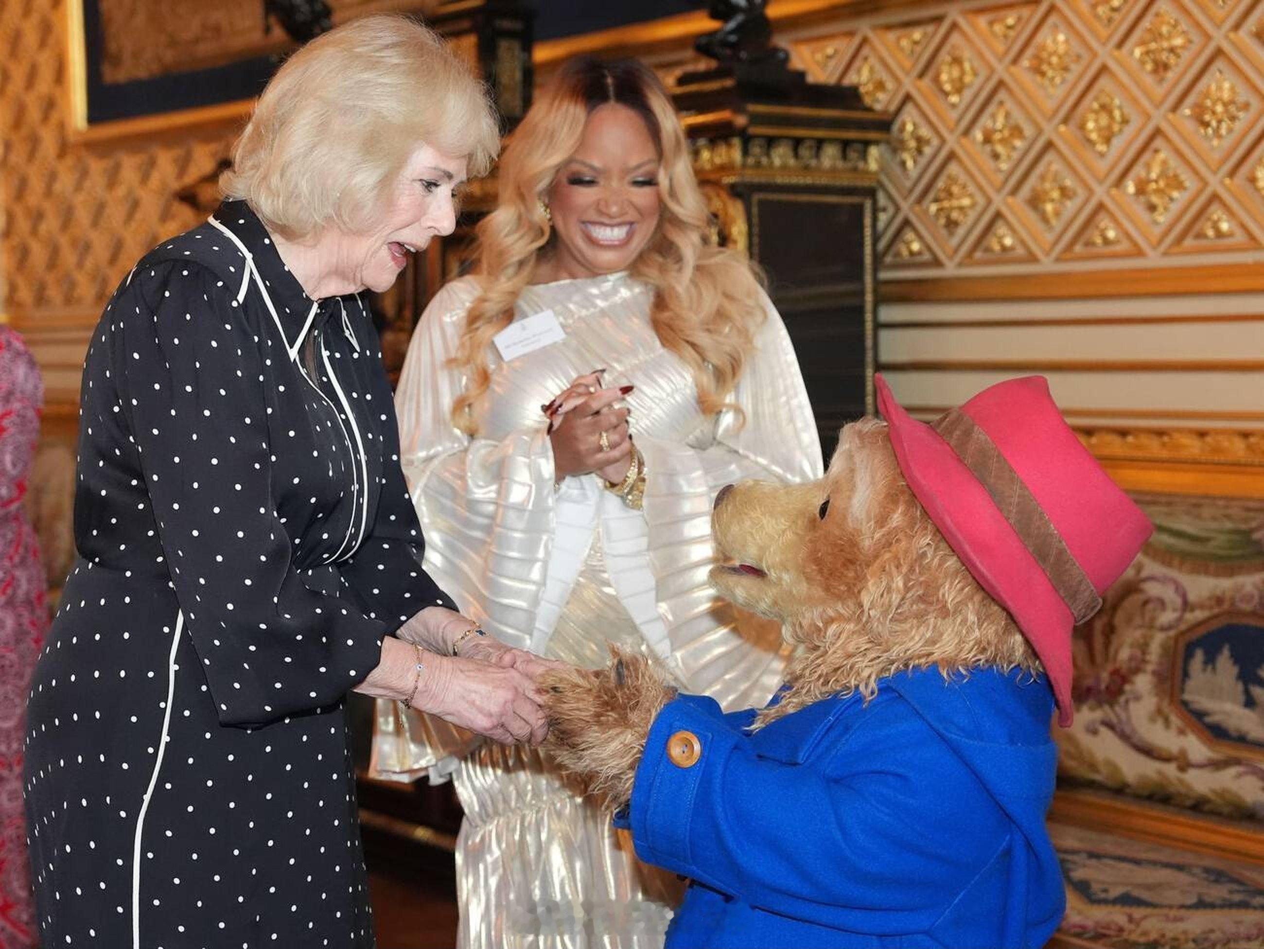 卡米拉王后2026年2月25日，卡米拉王后在温莎城堡举行的招待会上与帕丁顿熊