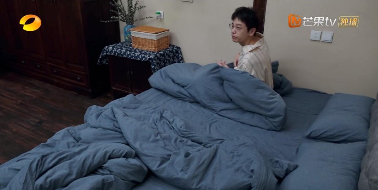 彭昱畅怎么睡觉都不摘眼镜的呀？别的人近视，睡觉前都会摘了眼镜睡觉的，可彭昱畅在