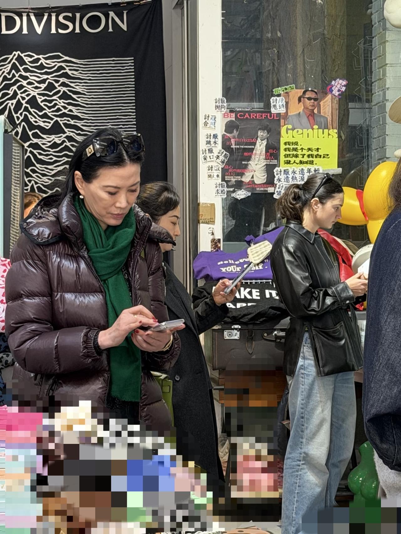 邓文迪在北京逛小店，脸上褶子好多，再也没有雍容华贵的富婆气质了！3月21日，