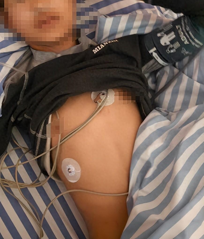 太无力了！江苏淮安，13岁男生被同学起侮辱性外号，发生口角，还被对方踹裤裆，关键