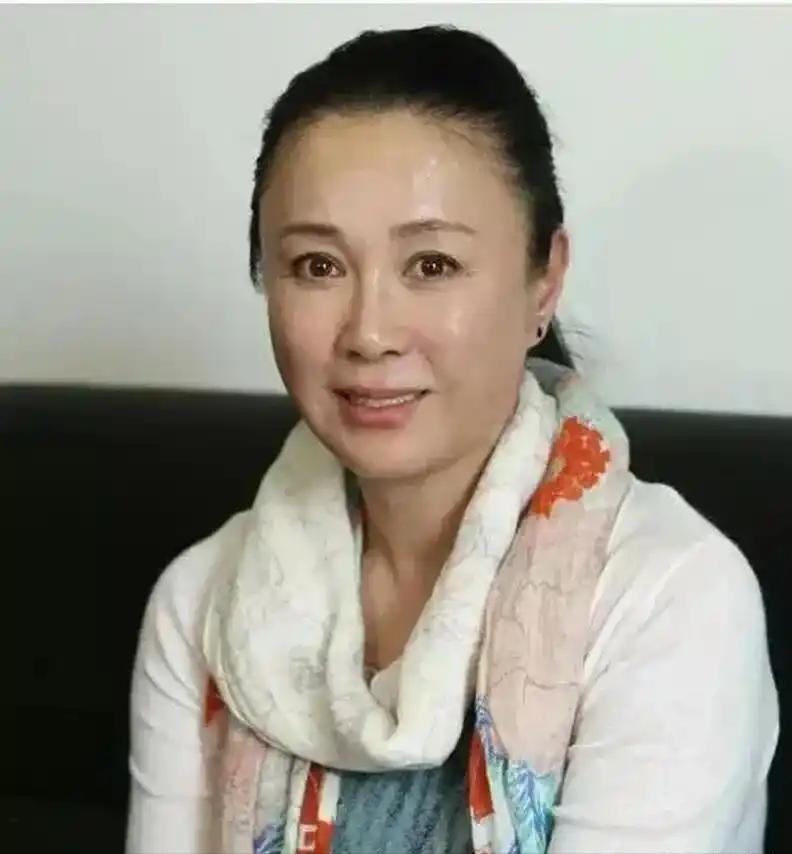 她曾是国内家喻户晓的“国民妲己”，却在36岁离异破产后，52岁接连遭遇入狱、59