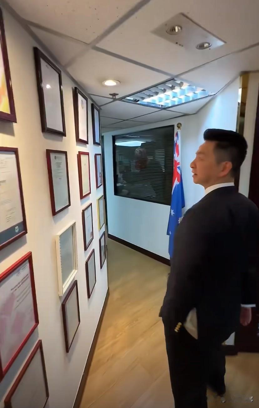 清华博士毕业的香港律师，办公室年租金上百万，他说：刚毕业时做见习律师，月薪4万左