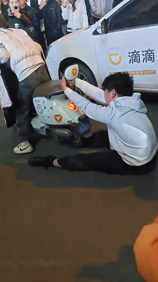 哈哈哈，现在的女人可不好哄哦！即使是男生服软，不停的肯求，女生也不一定会原谅你