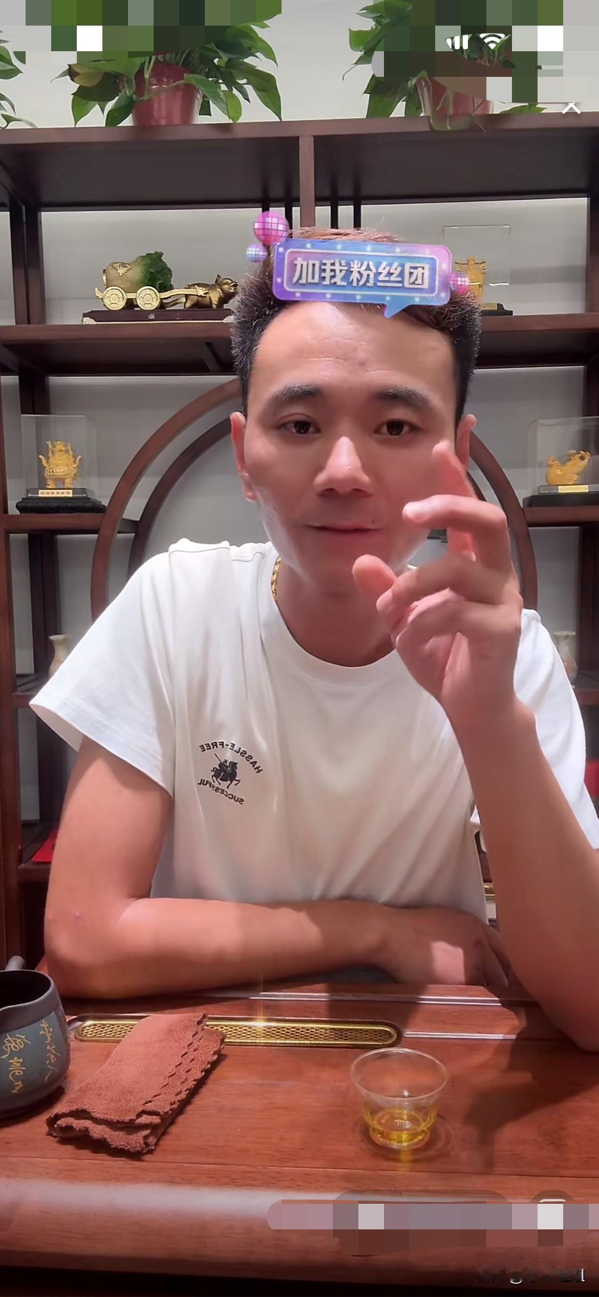 厉怀远离开砀山，到温州，首次直播，厉妈一直站在厉怀远身后支持着儿子！一开播，直播