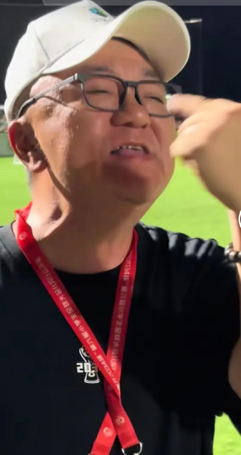 “45度炸”轰开石门五小的球门，董路近乎疯狂，指着自己的鼻子，问现场的观众：“我