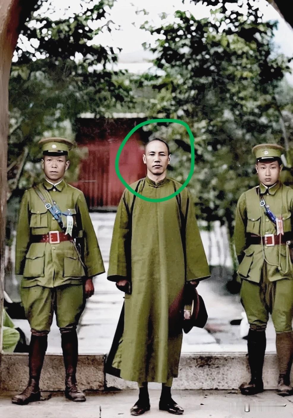 这便是他年轻时的真实模样，绝非演员饰演的角色！这张老照片拍摄于一九二七年，彼时他