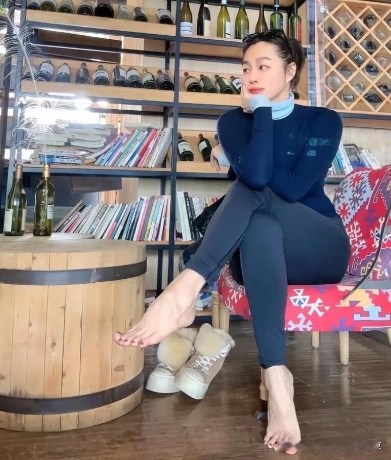 平时不管是看电影还是电视剧里，从来没有觉得倪妮有多么好看，但她在看书闲暇时拍的这