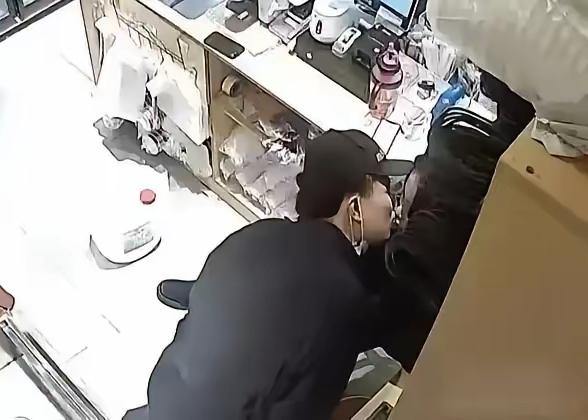 孤男寡女还是要有点距离。奶茶店监控拍下女店长和男员工的暧昧画面，丈夫打开回放的那
