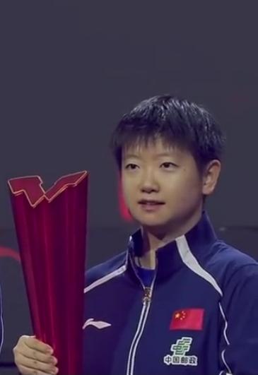 破防了！孙颖莎高举奖杯的瞬间，所有心疼都化作骄傲。她从帕拉南、萨马拉、石洵