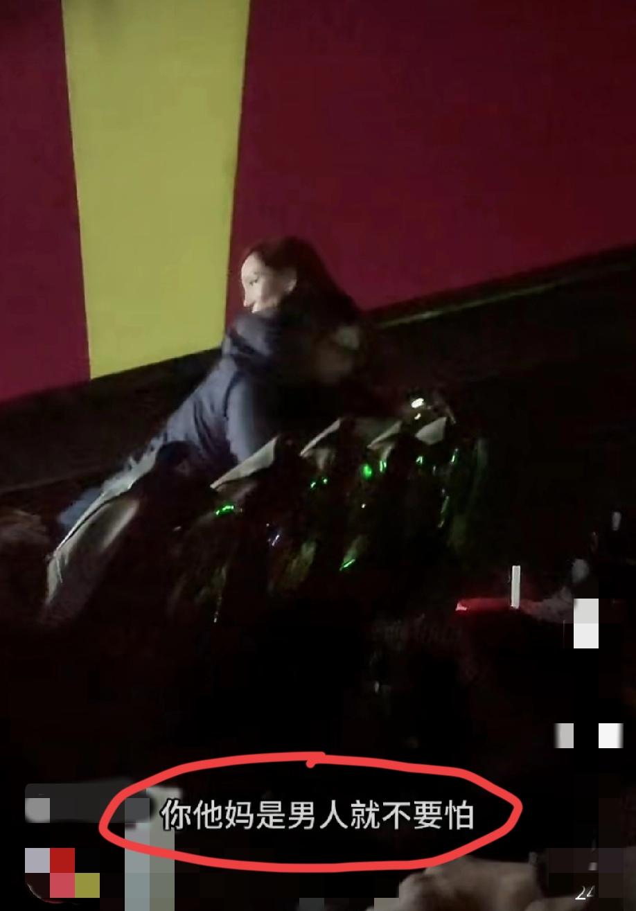 上海环球港影城，疑似男子和别人老婆约会看《飞驰人生3》，被对方老公当场抓到了，三