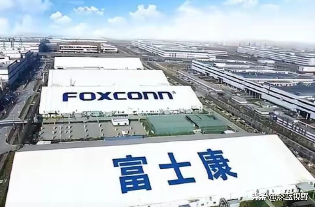富士康崩得太突然，郭台铭当年恐怕绝没料到，曾经大陆工厂灯火通明的代工巨头，如今会