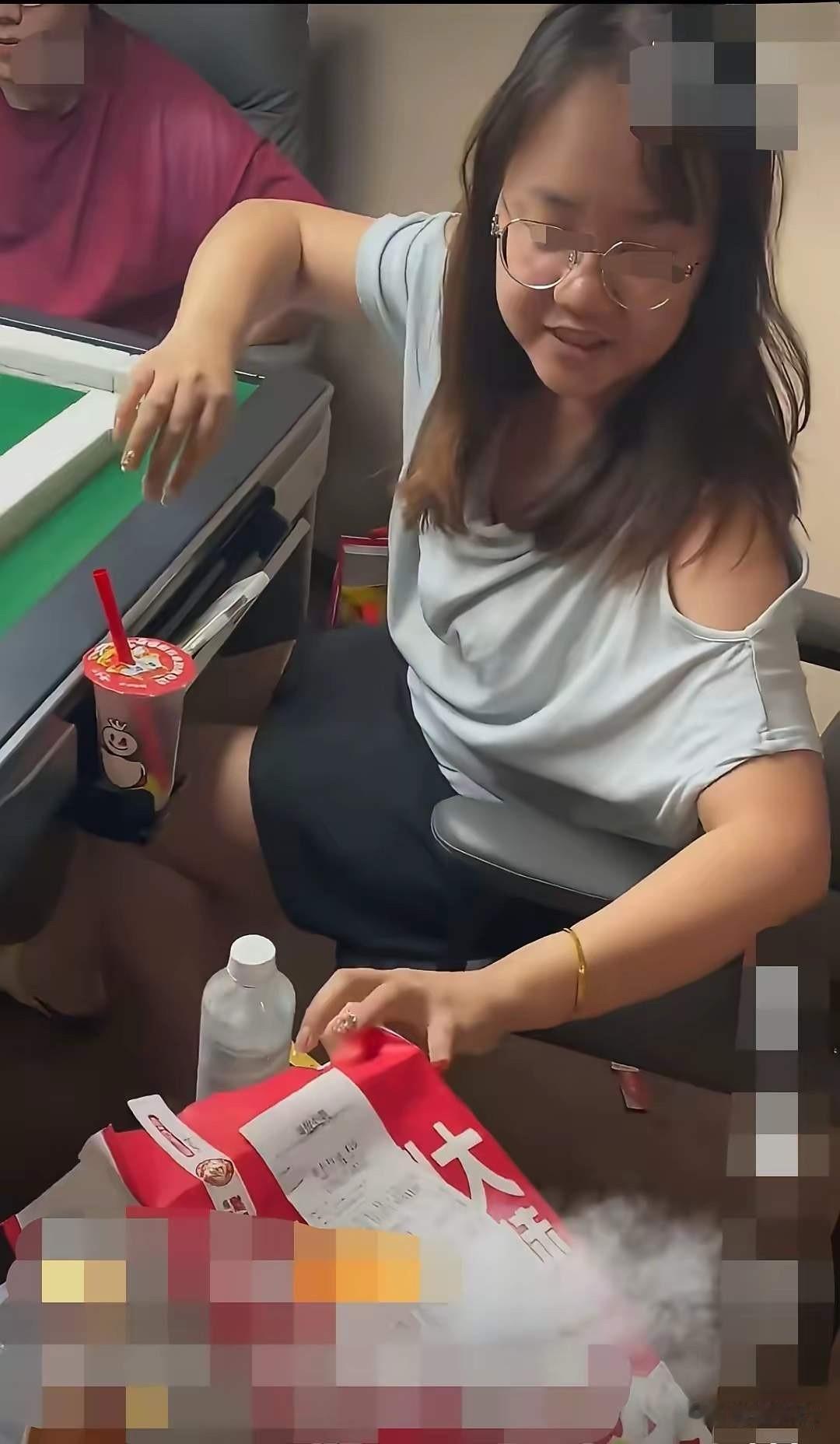 吃白食专业户！一份18块钱的鸡柳被女子吃的干干净净后，转头就向平台申请仅退款！