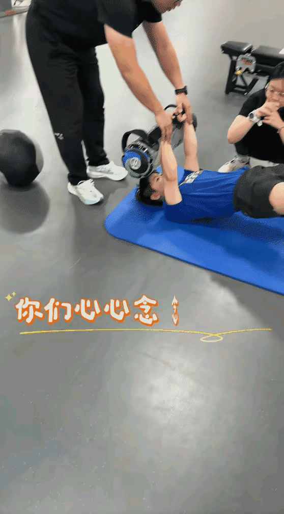 元月9日看到了新鲜的莎莎！虽然现在是数九寒冬，但是我们看到了身穿蓝色短袖T恤和