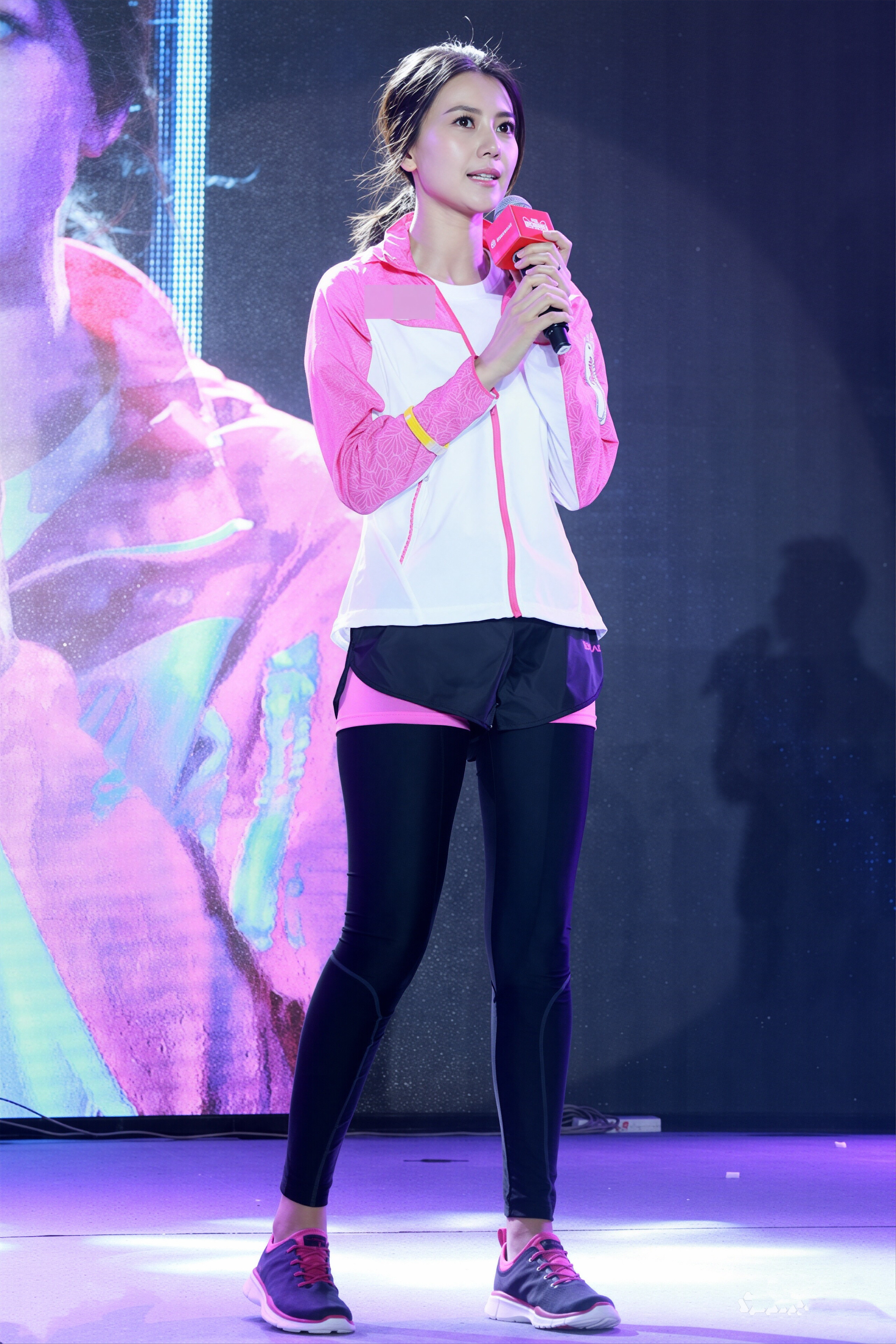 高圆圆这身运动造型太有说服力了！坚持运动，从来不是为了卷身材，而是像她这样，用