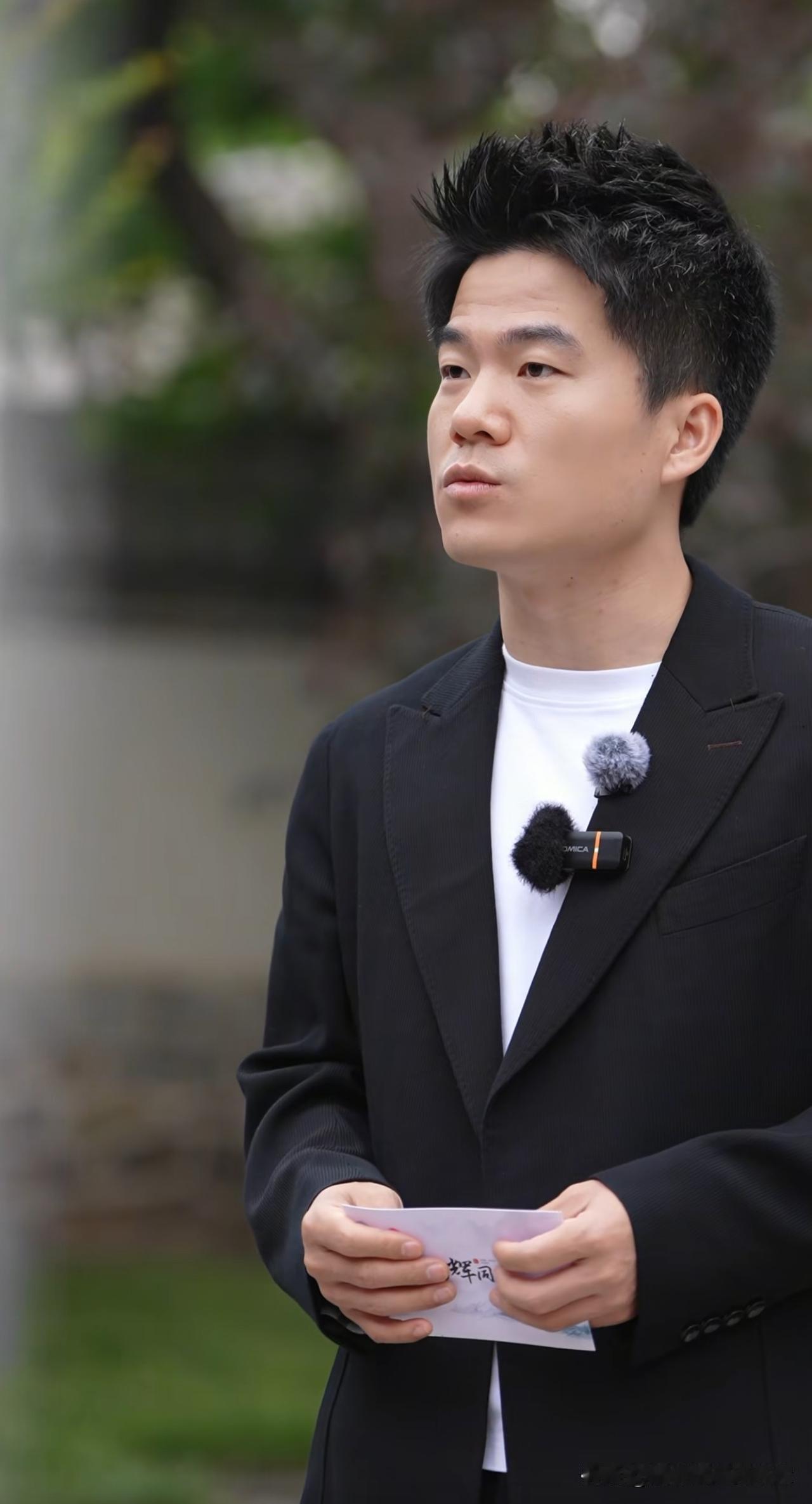一次阅山河，又把董宇辉推上了热点，商家欢迎他，地方文旅感谢他，但粉丝夸他就变成了