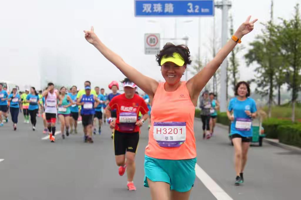 青岛六旬双癌女企业家两度割乳狂奔世界马拉松银发铁三斗士用42公里踩碎生命至暗时