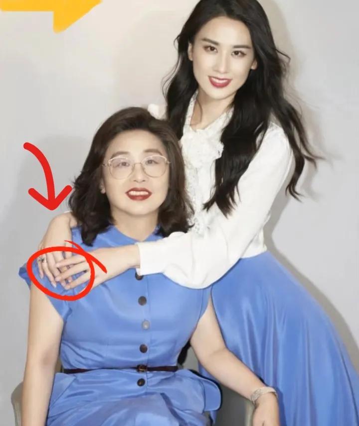 黄圣依的妈妈说了，她不想女儿当大明星，她不想当女儿的当红明星，她更希望女儿当一个