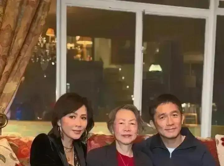 2.3万的睡衣，和4亿的豪宅。刘嘉玲跨年夜晒出的视频，信息量太大了。太平山顶