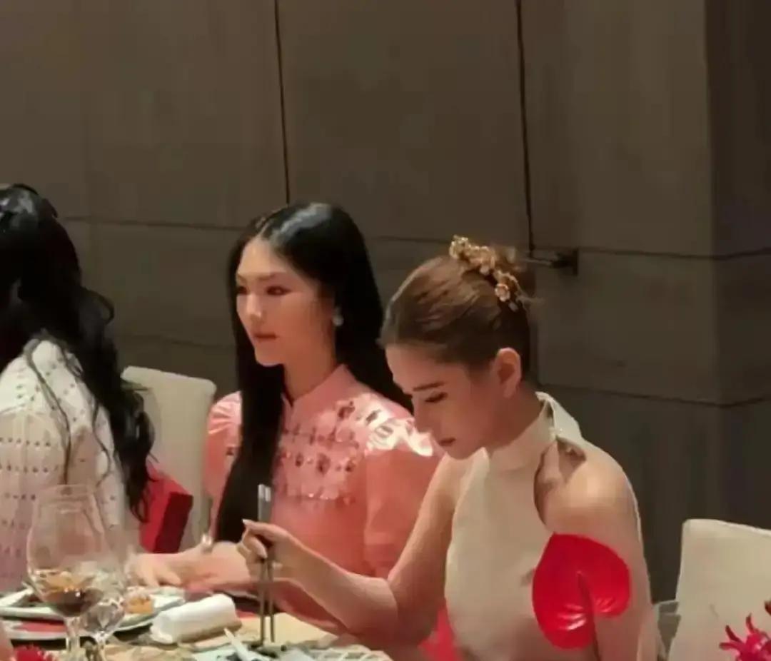 15秒擦肩而过，豪门社交教科书镜头里何超莲转身就走，王诗龄站原地抠手。去年