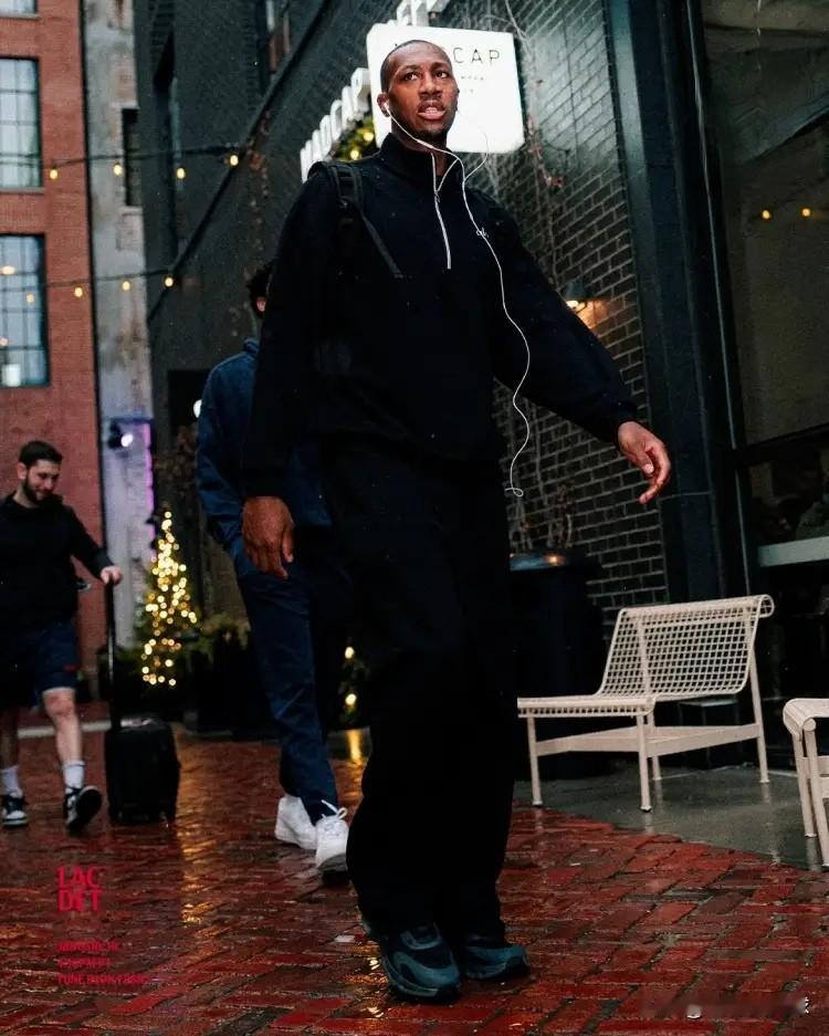 我对快船大将邓恩真是忍无可忍了！在今天进行的快船和黄蜂的比赛中，目前双方的上半场