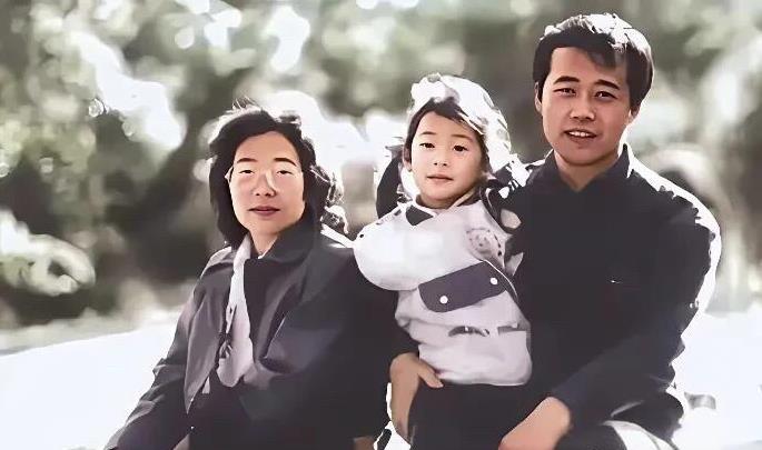 虽然王石的前妻看起来没有惊艳的颜值，但她面相温和，那时候他们一家三口的合影挺养眼