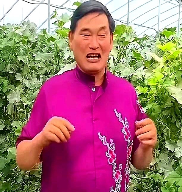 大衣哥又捅了马蜂窝了。他就说了句：“祝全国朋友们端午节快乐”，很多人骂他没文