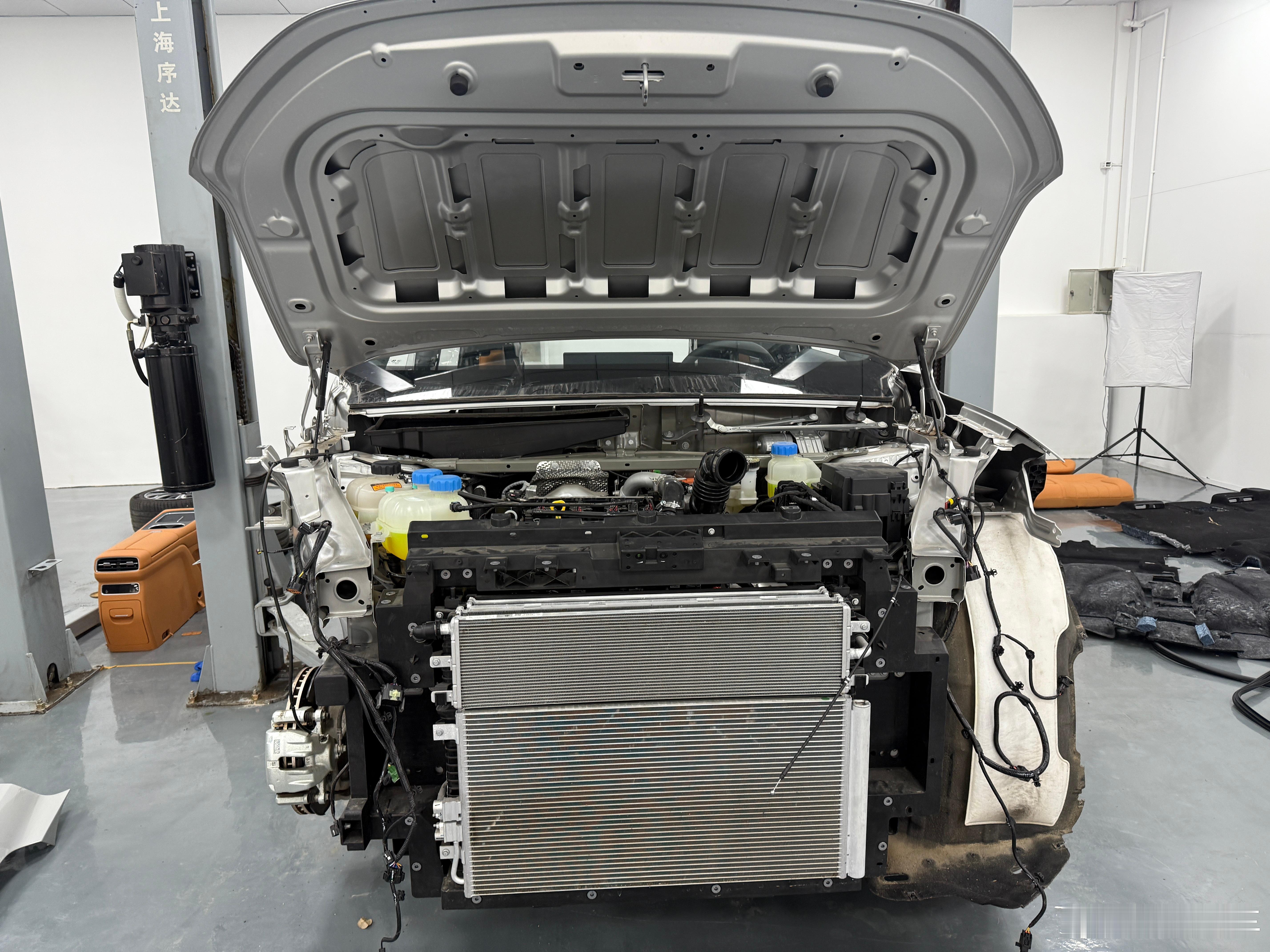 这几天练手拆的一台车，用料没有之前拆的25-30万级的好，车身主打一个字“大”，