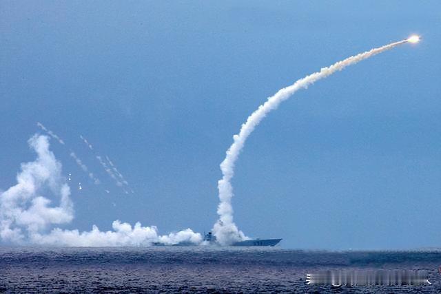 5马赫贴海掠杀，鹰击-20从垂发里蹿出时，连甲板都被烤红了！055“无锡”舰刚拍