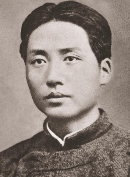 1927年，毛泽东被捕后，在押去处死路上，突然对一名团丁说：“老哥，我腿疼，伤筋